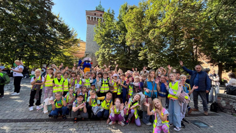 Odblaskowy Przemarsz „Pieszo do celu” z udziałem uczniów i krakowskich fun