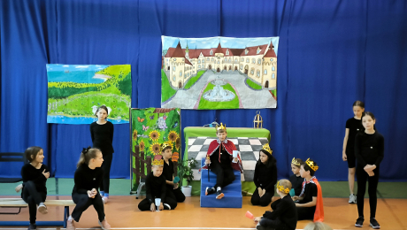 Kółko teatralne odwiedza z przedstawieniem Szkołę Podstawową nr 132 w Krako