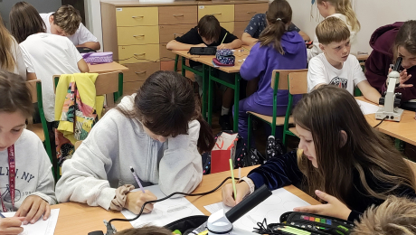 Klasa 5a podczas projektowych zajęć z biologii