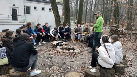 Klasa 7b wzięła udział w leśnym survivalu