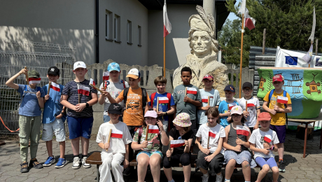 Klasa 3a w Gospodarstwie Edukacyjnym „Pszczółki” w Niezwojowicach