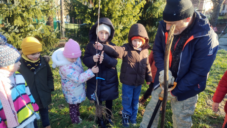 Pierwszaki w akcji! Braliśmy udział w tworzeniu sadu w naszym Ogrodzie z Klas�