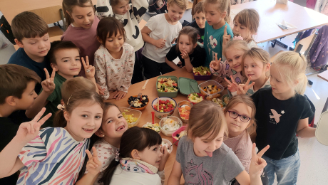 "S" jak smaczna sałatka. Kolorowo, zdrowo i wesoło w klasie 1a